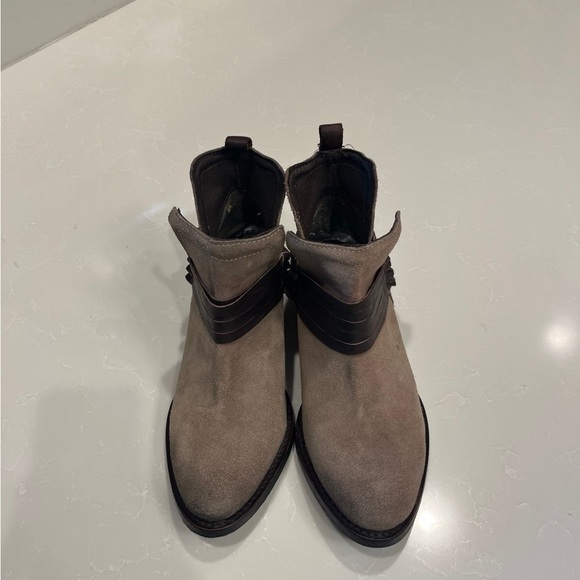 Gorgeous light brown suede booties - Picture 5 of 6
